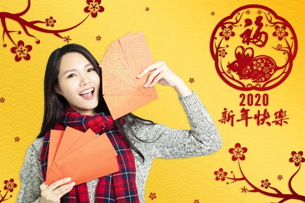 Mulher asiática mostrando envelopes vermelhos para chinês novo year.chinese t — Fotografia de Stock