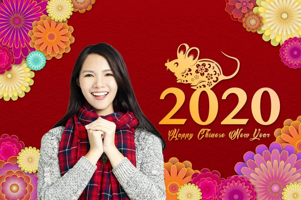 Ασιάτισσα γυναίκα γιορτάζει κινέζικο νέο έτος.Κινεζικό κείμενο ευτυχισμένο νέο — Φωτογραφία Αρχείου