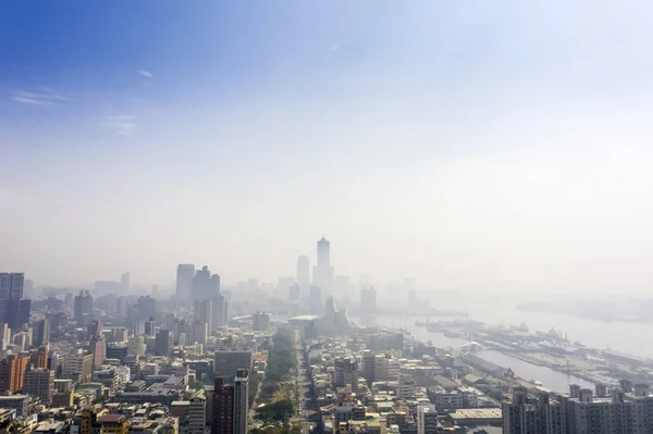 Flygfoto över smogen över staden på morgonen — Stockfoto