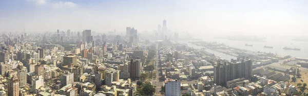 Letecký pohled na smog nad městem ráno — Stock fotografie