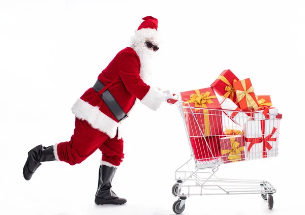Glad jultomte med julen kundvagn — Stockfoto