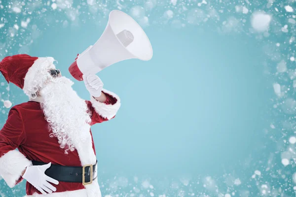 Noel Baba megafon kullanarak bağırarak — Stok fotoğraf