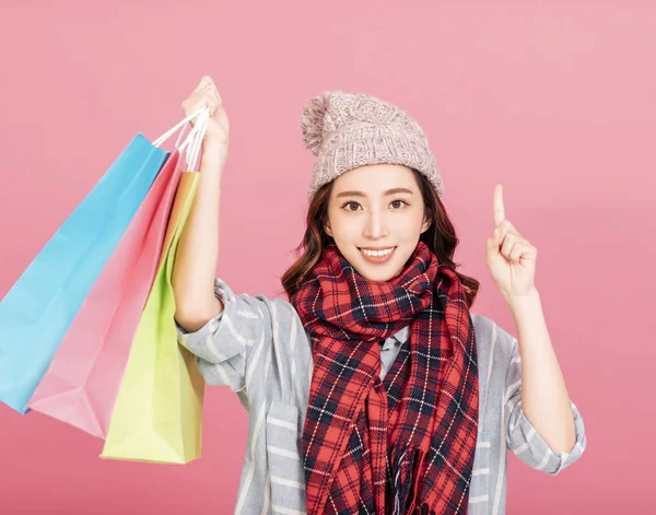 Glad ung kvinna med shoppingväskor. Vinterförsäljning — Stockfoto