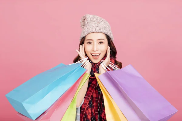 ショッピングバッグを持つ幸せな若い女性。冬売り — ストック写真
