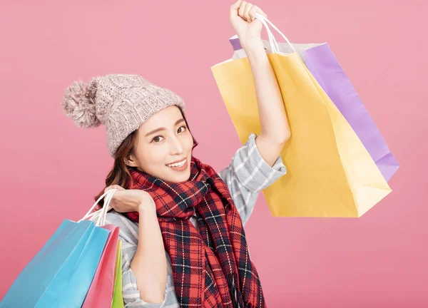 Šťastná mladá žena s nákupními taškami. Zimní prodej — Stock fotografie