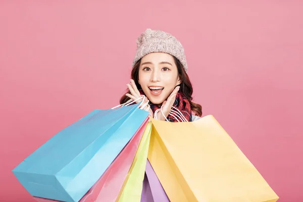Ευτυχισμένη νεαρή γυναίκα με τσάντες για ψώνια. Χειμερινή πώληση — Φωτογραφία Αρχείου