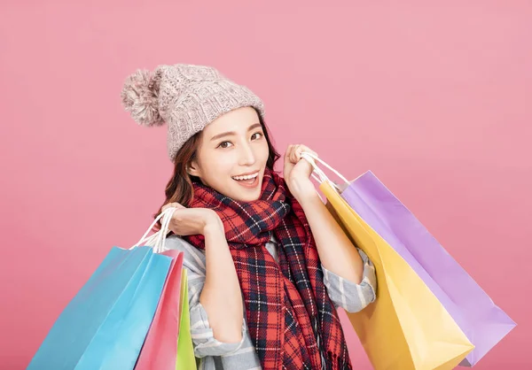 Glückliche junge Frau mit Einkaufstaschen. Winterschlussverkauf — Stockfoto