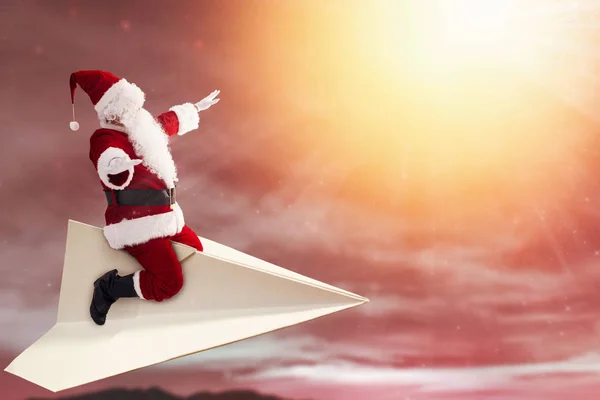 행복 한 산타클로스 종이 비행기타고 하늘을 나는 모습 — 스톡 사진