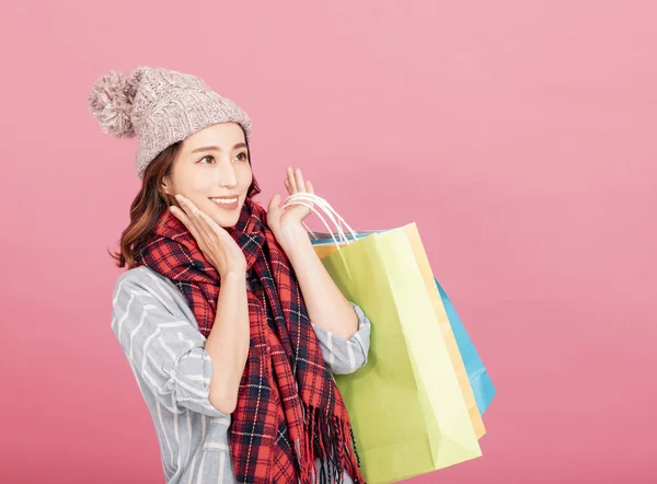 Alışveriş torbalarıyla mutlu genç bir kadın. Kış indirimi — Stok fotoğraf