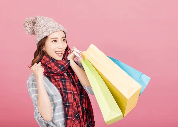 쇼핑백을 든 행복 한 젊은 여성. 겨울 매물 — 스톡 사진