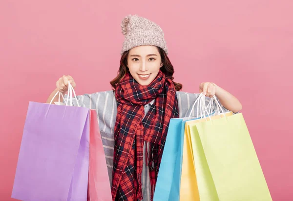 Glückliche junge Frau mit Einkaufstaschen. Winterschlussverkauf — Stockfoto