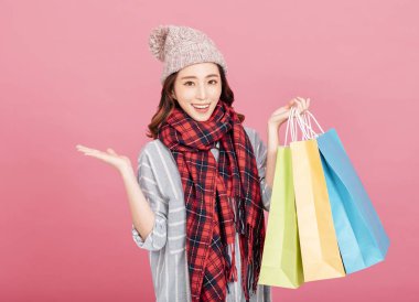 Alışveriş torbalarıyla mutlu genç bir kadın. Kış indirimi