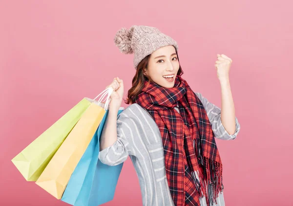 快乐的年轻女人带着购物袋。 冬季销售 — 图库照片