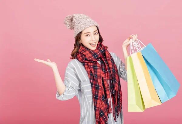 Glückliche junge Frau mit Einkaufstaschen. Winterschlussverkauf — Stockfoto