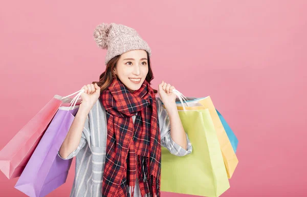 Jovencita feliz con bolsas de compras. Venta invierno —  Fotos de Stock