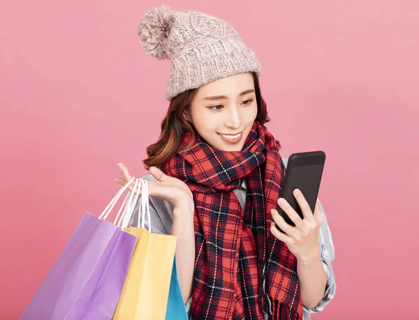 Jovencita feliz con bolsas de compras. Venta invierno —  Fotos de Stock