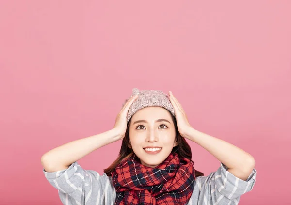 Bela jovem mulher em roupas de inverno — Fotografia de Stock