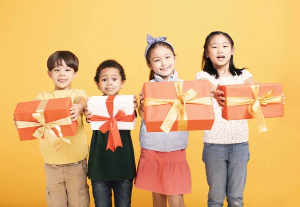 Group of happy kids showing the gift — Stock Photo, Image