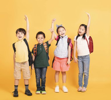 Mutlu okul çocukları el kaldırdı.