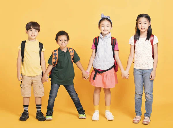 Szczęśliwe dzieci ze szkoły stojące razem — Zdjęcie stockowe