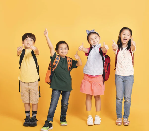 Grupa szczęśliwych dzieci pokazuje kciuki w górę — Zdjęcie stockowe
