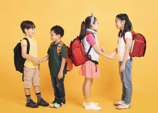 一緒に握手をする幸せな学校の子供たち — ストック写真