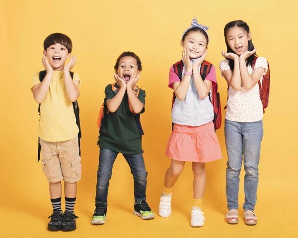 Gruppe glücklicher Kinder steht und schreit — Stockfoto