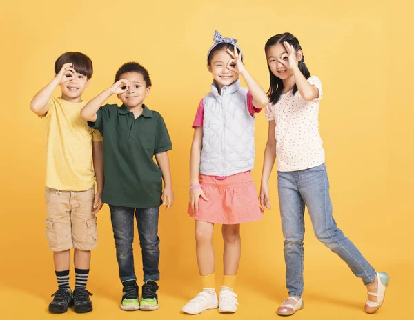 Glückliche Schulkinder, die zusammenhalten — Stockfoto