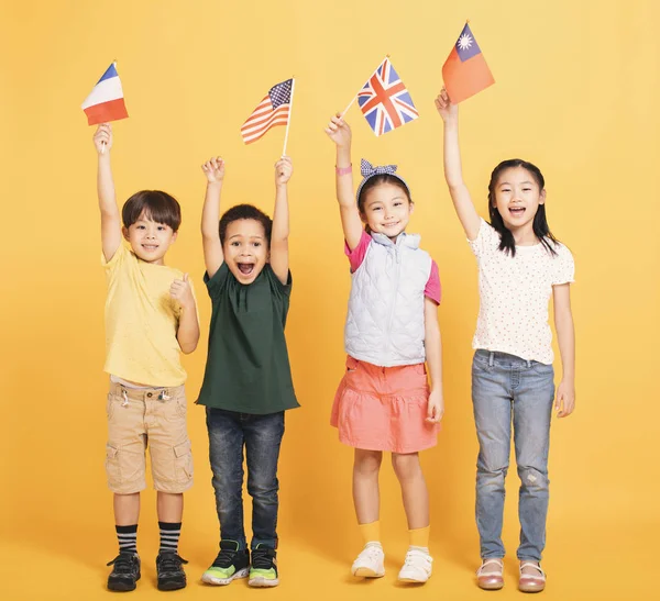 Grupo de niños felices mostrando las banderas —  Fotos de Stock