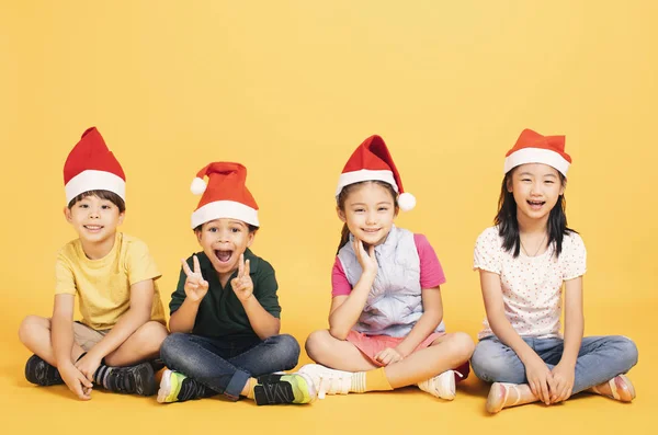 Group of happy kids in Christmas hat with presents — Stock Photo, Image