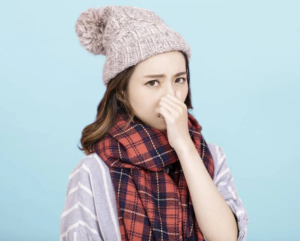 Mujer joven enferma sonándose la nariz — Foto de Stock