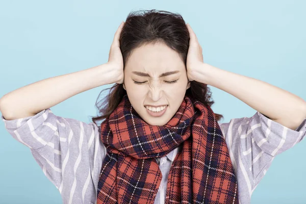 Mujer joven enferma con dolor de cabeza — Foto de Stock