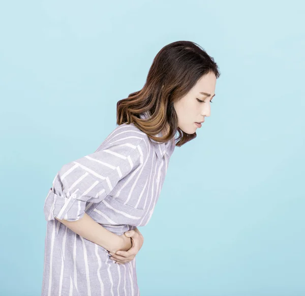 Mladá žena trpící bolestí břicha — Stock fotografie