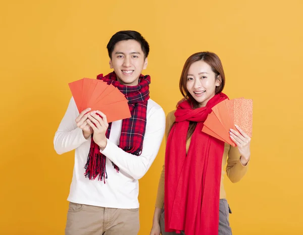 Felice asiatico giovane coppia celebrando cinese nuovo anno — Foto Stock