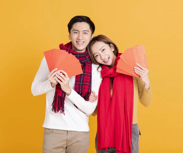 Felice asiatico giovane coppia celebrando cinese nuovo anno — Foto Stock