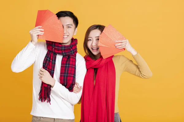 Feliz asiático jovem casal celebrando chinês ano novo — Fotografia de Stock