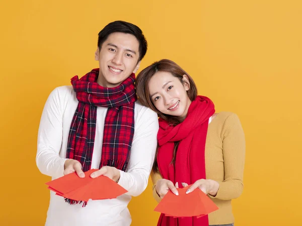 Šťastný asijský mladý pár slaví čínský nový rok — Stock fotografie