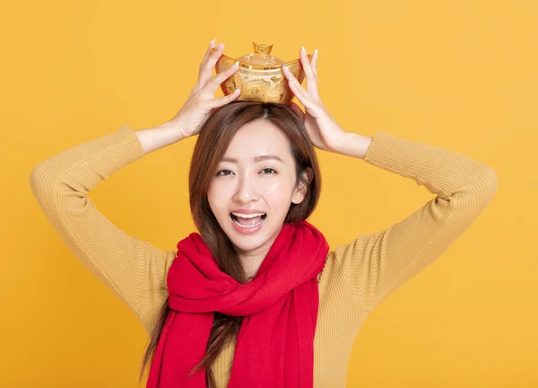 Hermosa asiático joven mujer mostrando chino oro ingot y celeb —  Fotos de Stock