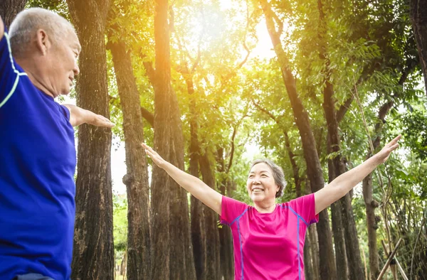 Mutlu Asyalı yaşlı çift dışarıda egzersiz yapıyor. — Stok fotoğraf