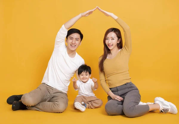 Gelukkig jong gezin zitten op de vloer met home concept — Stockfoto