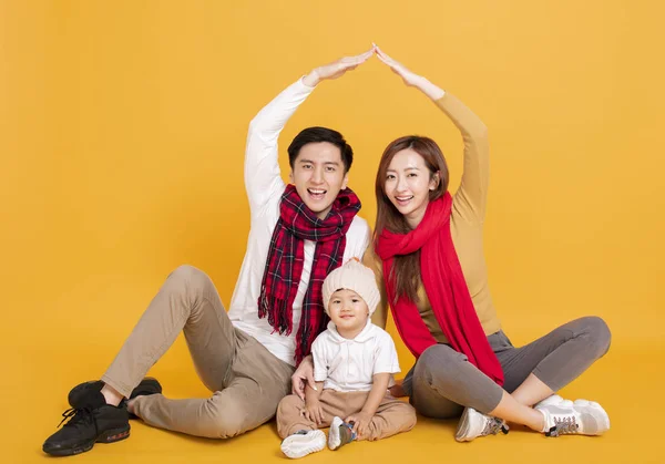 Feliz asiático familia en invierno ropa — Foto de Stock
