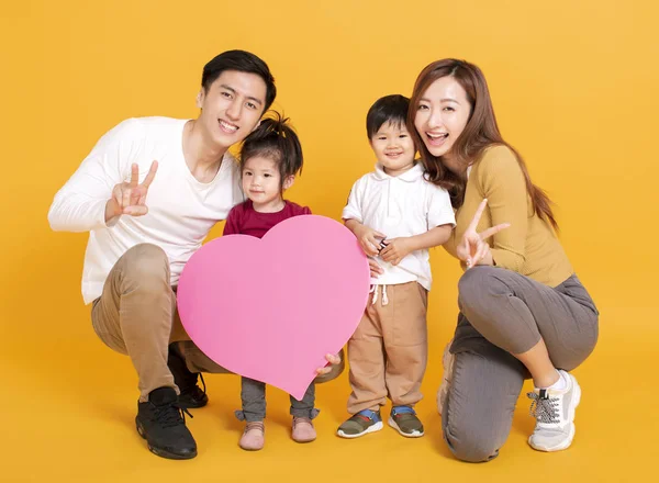 Felice famiglia asiatica mostrando il cuore e l'amore forma segno — Foto Stock