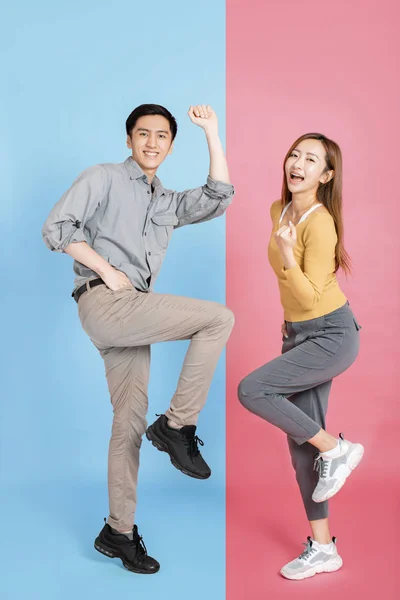 Retrato de feliz jovem casal amoroso — Fotografia de Stock