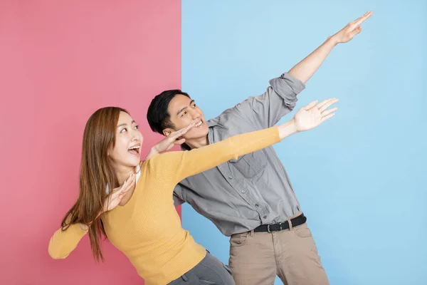 Портрет щасливої молодої пари танцює — стокове фото