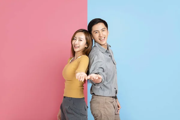 Ritratto di felice giovane coppia con mostrando gesto — Foto Stock