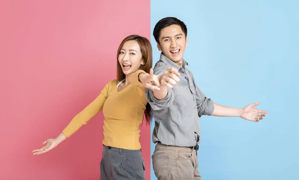 Porträt eines glücklichen jungen Paares, das spielt und tanzt — Stockfoto