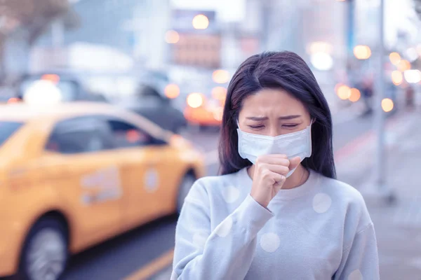 Jovem mulher usar máscara na cidade durante o dia de smog — Fotografia de Stock