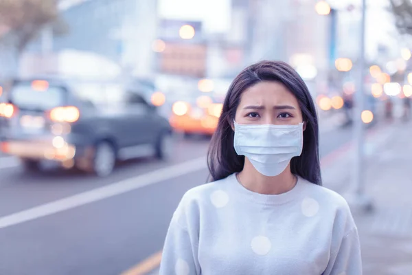 Mujer joven usar máscara en la ciudad durante el día de smog — Foto de Stock