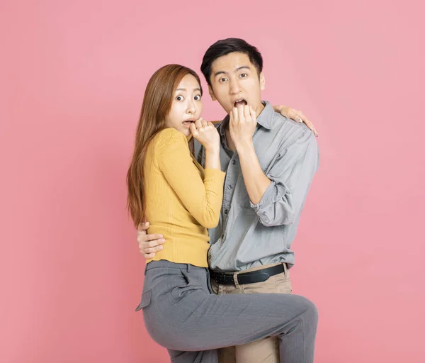 Shocked and surprised young couple holding together — Stock Photo, Image