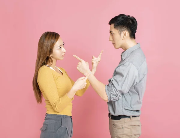 Couple en colère pointant vers l'autre tout en se disputant — Photo